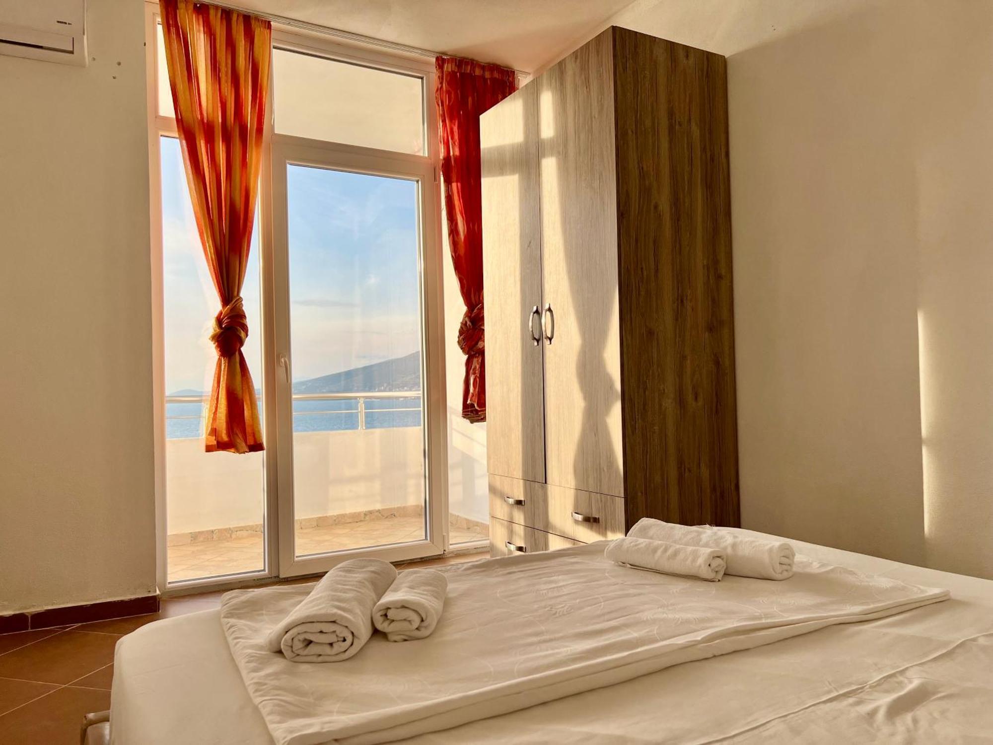 Redi'S Seaview Apartments Sarandë Exteriör bild