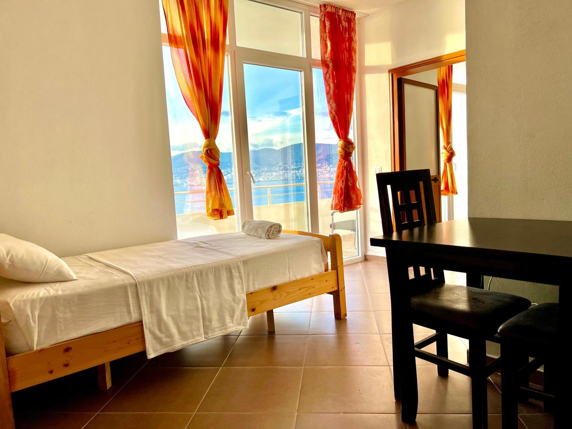 Redi'S Seaview Apartments Sarandë Exteriör bild