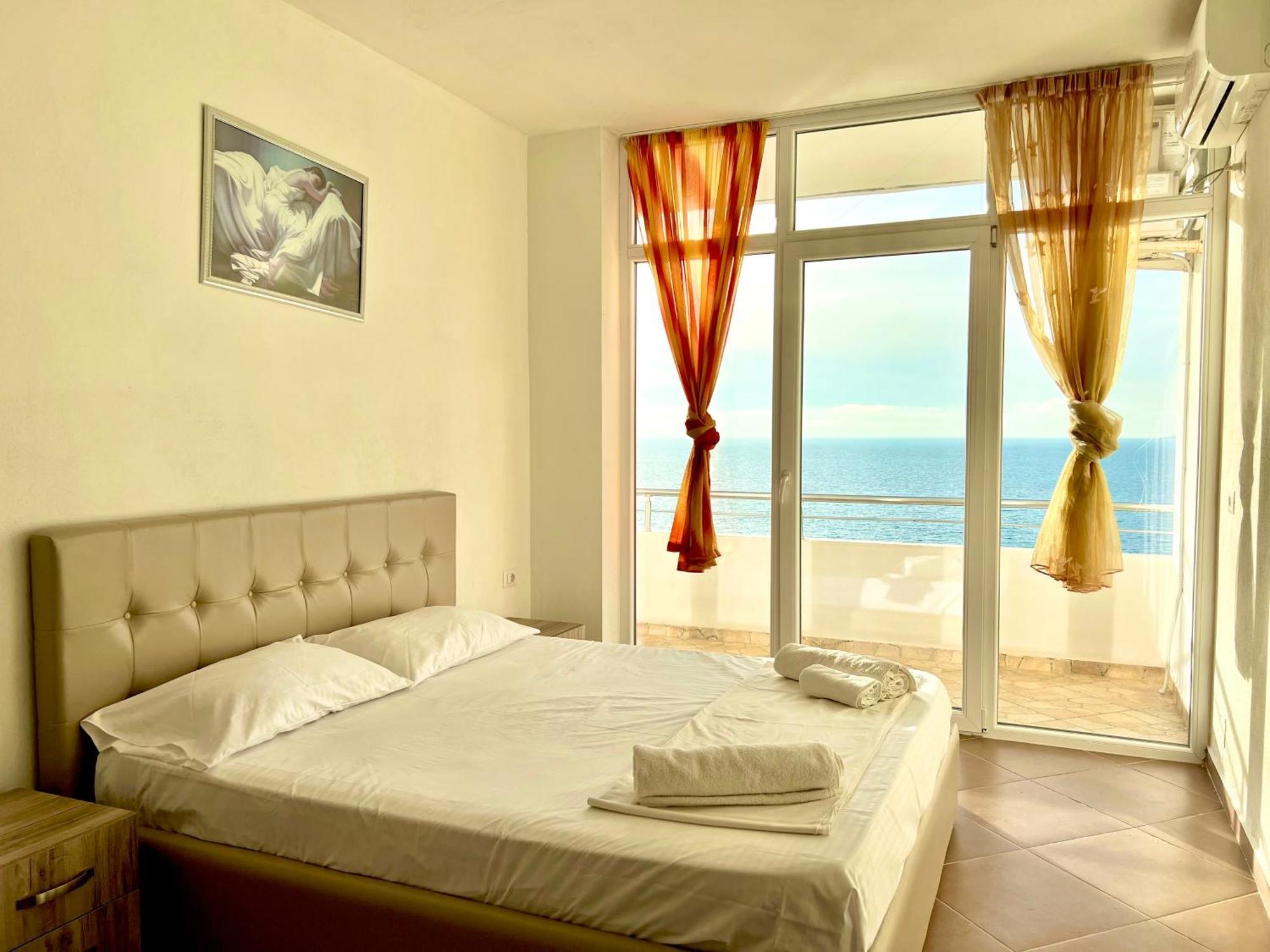 Redi'S Seaview Apartments Sarandë Exteriör bild