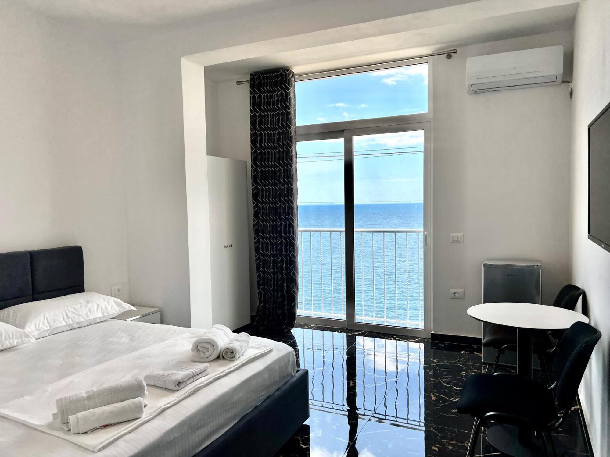 Redi'S Seaview Apartments Sarandë Exteriör bild