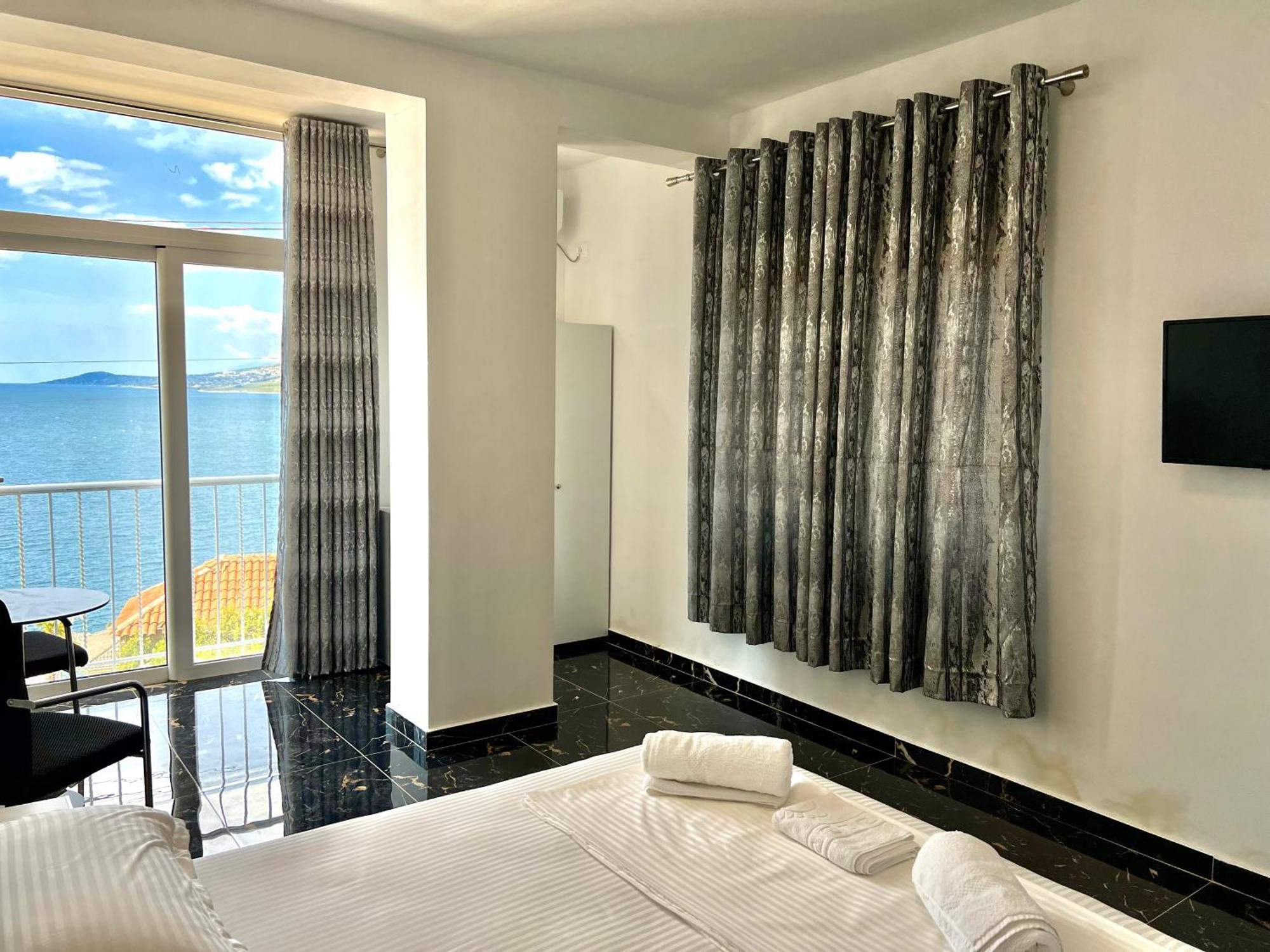 Redi'S Seaview Apartments Sarandë Exteriör bild