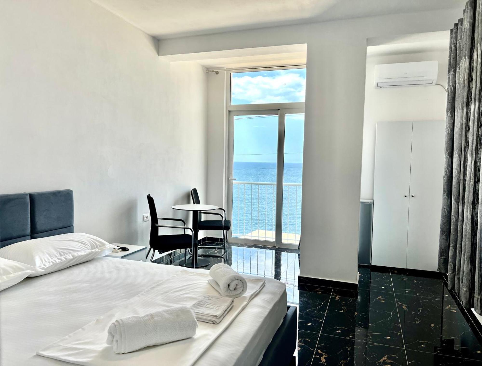 Redi'S Seaview Apartments Sarandë Exteriör bild