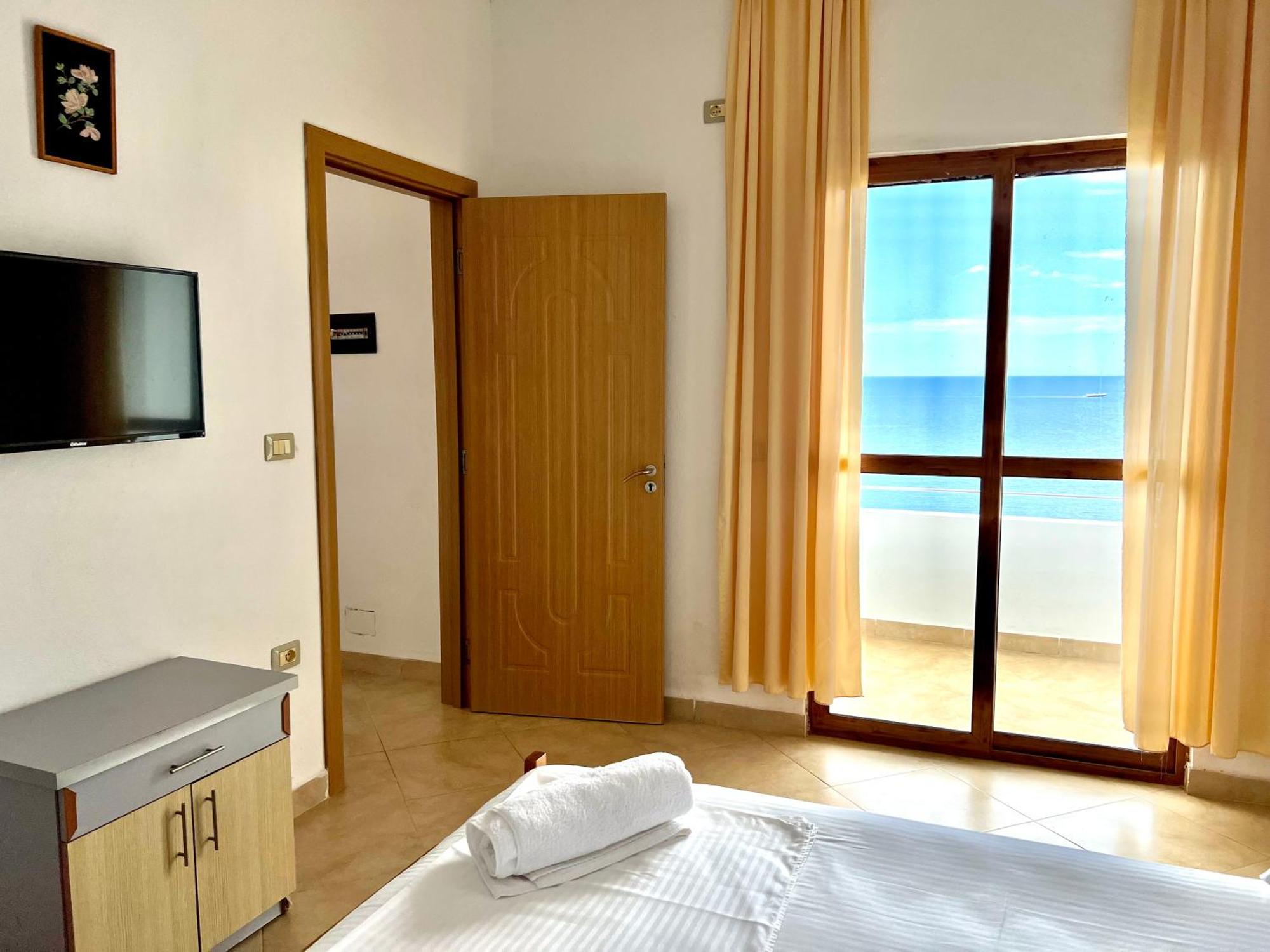 Redi'S Seaview Apartments Sarandë Exteriör bild