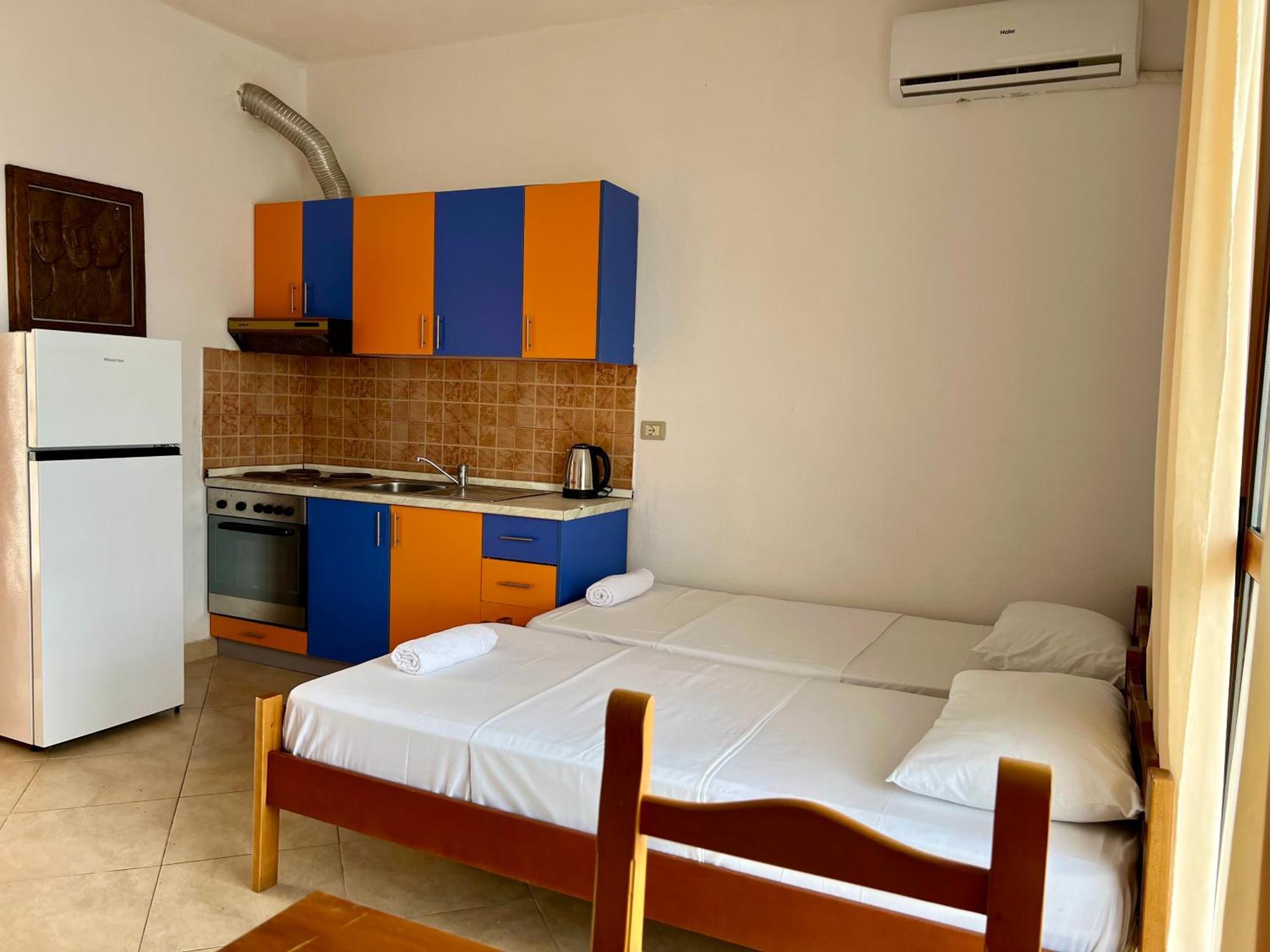 Redi'S Seaview Apartments Sarandë Exteriör bild