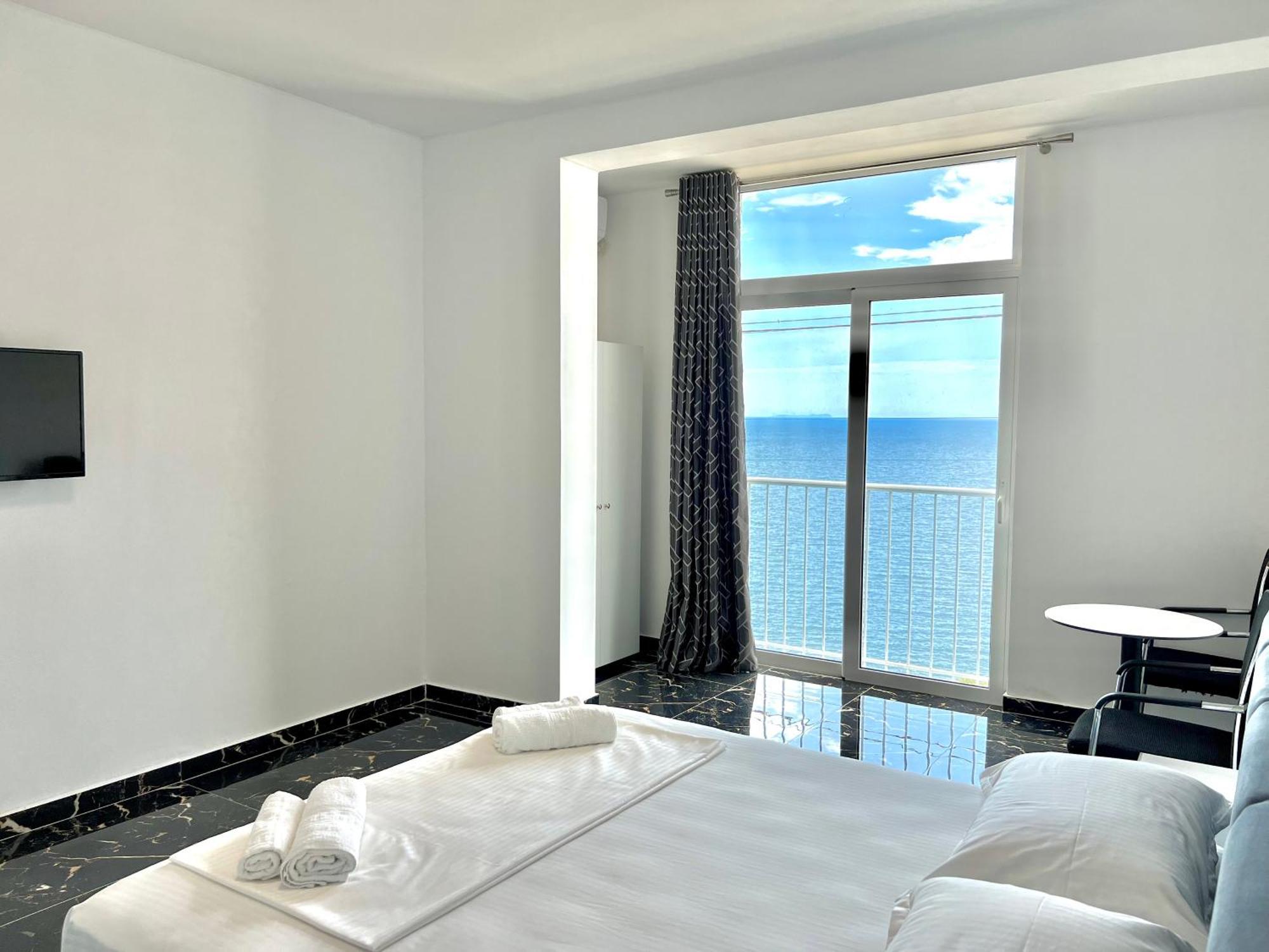 Redi'S Seaview Apartments Sarandë Exteriör bild