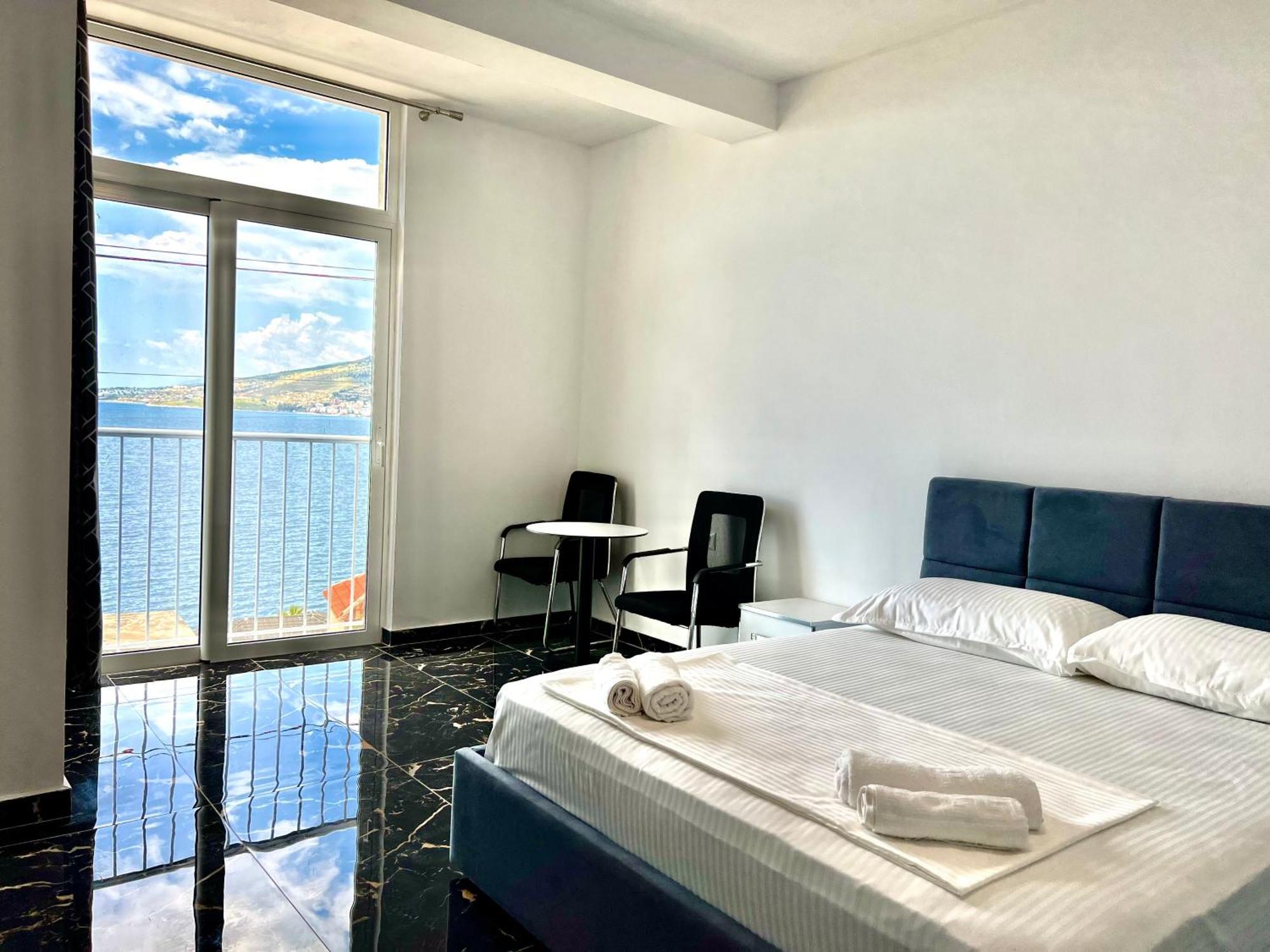 Redi'S Seaview Apartments Sarandë Exteriör bild